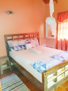 Ένα ή περισσότερα κρεβάτια σε δωμάτιο στο Seawind Cottage Authentic St.Lucian Accommodation near Plantation Beach