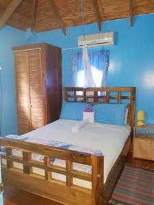 Postel nebo postele na pokoji v ubytování Seawind Cottage Authentic St.Lucian Accommodation near Plantation Beach