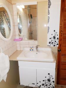 Ένα μπάνιο στο Seawind Cottage Authentic St.Lucian Accommodation near Plantation Beach