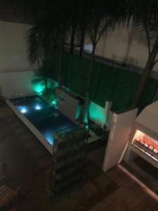 Vue sur la piscine de l'établissement Del Rio Apart Hotel ou sur une piscine à proximité