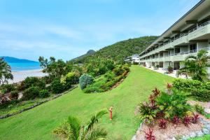 een uitzicht op een hotel met een grasveld bij Beach Lodges in Hamilton Island