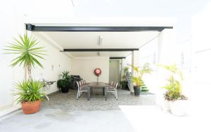a patio with a table and chairs and plants at Cairns City Apartments in Cairns +37 photos
