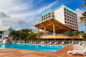 Bazén v ubytování Hotel Arawak Beach Resort nebo v jeho okolí