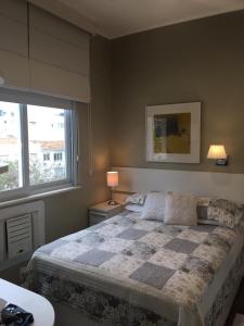 Un dormitorio con una cama grande y una ventana en Ipanema Joa 510, en Río de Janeiro