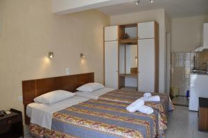 A bed or beds in a room at Molos Beach Apartments