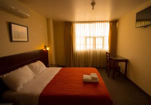 pokój hotelowy z łóżkiem i oknem w obiekcie El Puerto Hotel w mieście Pacasmayo