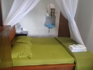 Postel nebo postele na pokoji v ubytování Warung Jojo and Homestay