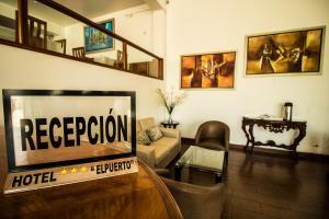 Lobbyen eller receptionen på El Puerto Hotel