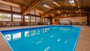 una gran piscina en un edificio con techo en Best Western Canyon De Chelly Inn, en Chinle