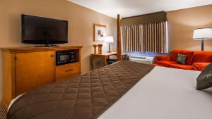 a hotel room with a bed and a flat screen tv at Best Western Prineville Inn in Prineville