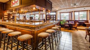 Lounge atau bar di Tower Inn & Suites +36 gambar