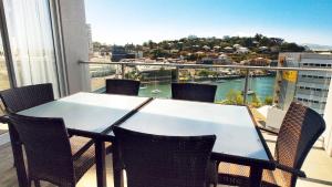 Ban công/sân hiên tại Oaks Townsville Gateway Suites