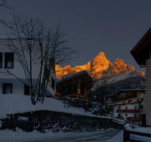 Nespecifikovaný výhled na hory nebo výhled na hory při pohledu z hotelu