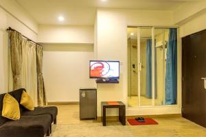Μια τηλεόραση ή/και κέντρο ψυχαγωγίας στο Gaju Suite Hotel