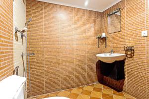 Ένα μπάνιο στο Gaju Suite Hotel