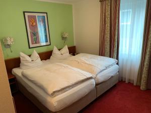 Ein Bett oder Betten in einem Zimmer der Unterkunft Gästehaus Alpinia