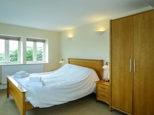 A bed or beds in a room at Meadow View, Near Aldeburgh