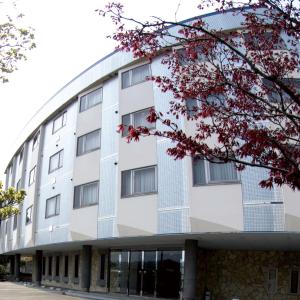 an exterior view of a building at Hotel Daiei Masuda in Masuda