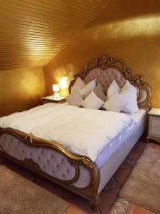 a bedroom with a large bed with white sheets and pillows at Whirlpool Suite Venezia in Stelle