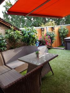 a patio with a table and chairs and an umbrella at Whirlpool Suite Venezia in Stelle