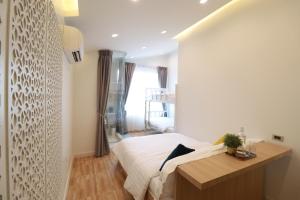 The LOL Elephant Hostel客房内的一张或多张床位