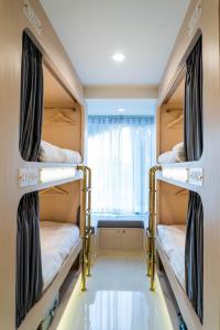 Двухъярусная кровать или двухъярусные кровати в номере The LOL Elephant Hostel