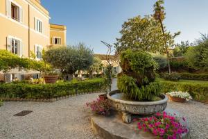 a garden with flowers and plants in it at Kolbe Hotel Rome in Rome