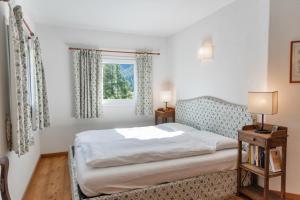 ラ・プン・シャミュ・シアシにあるChesa Saura - La Puntのベッドルーム(ベッド1台、窓付)