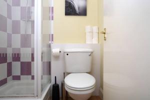a bathroom with a toilet and a shower at Grindlay Street Residence, 2 Bedroom, 2 Bathroom apartment close to Castle in Edinburgh