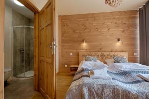 Postel nebo postele na pokoji v ubytování Tatrzańskie Echo Domki Regionalne z dwoma łazienkami, placem zabaw i przepięknym widokiem na Tatry