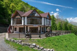 una casa grande en la cima de una colina en Armkhi Hotel Ingushetia - Все включено, en Armkhi