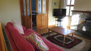 TV a/nebo společenská místnost v ubytování Heatherhill Farm Cottage in Letterfrack beside Connemara National Park + 12 fotografií