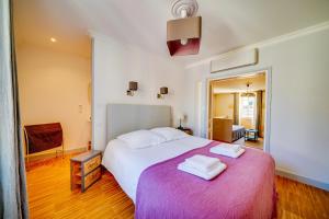 サン・テミリオンにあるLogis Loiseau avec terrasseのベッドルーム1室(ベッド1台、タオル2枚付)