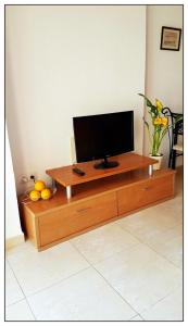 een televisie op een houten standaard in een woonkamer bij Lur de la playa in Corralejo