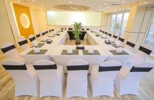 a conference room with a long table and chairs at فندق جولدن نايت Golden Night Hotel in Najran +38 photos