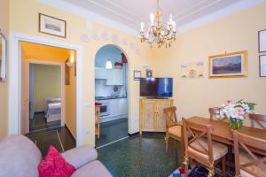 A television and/or entertainment centre at Diamond Apartment