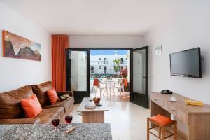 Telewizja i/lub zestaw kina domowego w obiekcie Bitacora Lanzarote Club