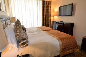 A bed or beds in a room at Taj Luxury Suite