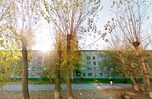 ビイスクにあるАпартаменты "Добрые Сутки" на Мухачева 133の建物前の木々