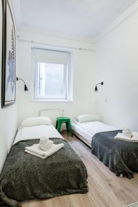 ブダペストにあるNY7 Apartment in downtownの白い部屋のベッド2台(タオル付)