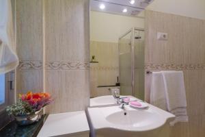 A bathroom at Diamond Apartment Még 19 kép