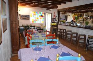 A restaurant or other place to eat at Hotel Restaurante Bandolero