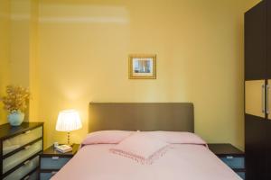 A bed or beds in a room at Diamond Apartment