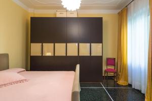 A bed or beds in a room at Diamond Apartment