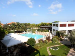 uma vista superior de uma piscina num resort em Eden Park em Marina di Montemarciano