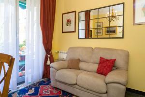 A seating area at Diamond Apartment