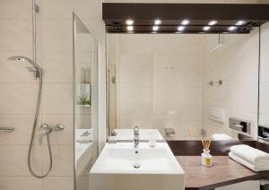 bagno con lavandino e doccia di Living Hotel am Deutschen Museum a Monaco