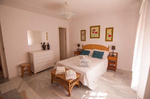 Posteľ alebo postele v izbe v ubytovaní Luminoso y fresco apartamento en 2ª línea de playa