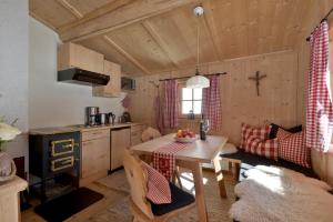 Kuchyň nebo kuchyňský kout v ubytování Almnest in Hochfügen mit privat SPA + 15 fotografií