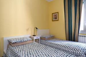 A bed or beds in a room at Diamond Apartment